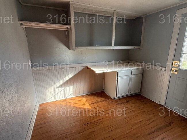 Photo - $1145 - 3 bedroom / 1 bathroom - Single Fa...