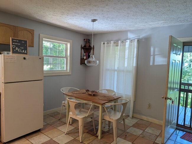 Photo - 922 Henderson Rd