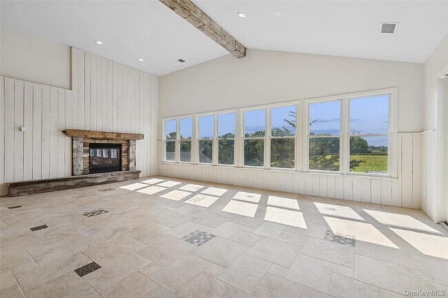 Photo - 335 Herricks Ln