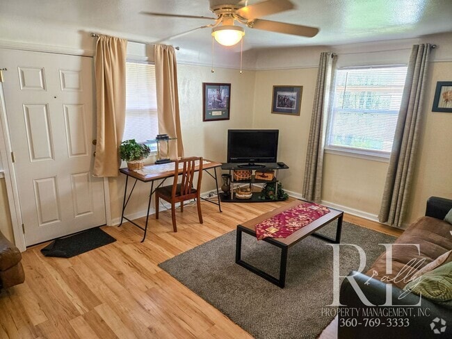 Building Photo - Furnished Cozy 1-Bd Near PSNS Rental