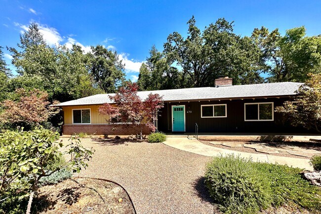 Photo - 470 College Ave