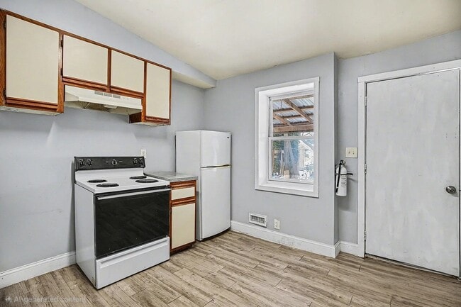 Photo - 126 W Elm St