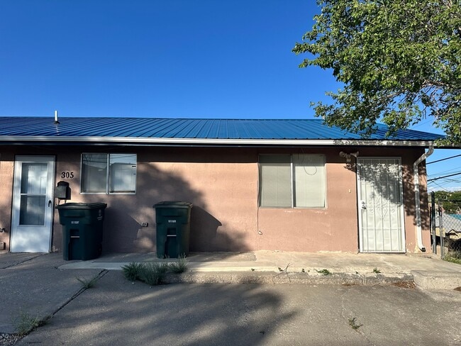 Building Photo - 305 S Country Club Dr Unit 305 Country Club Dr.