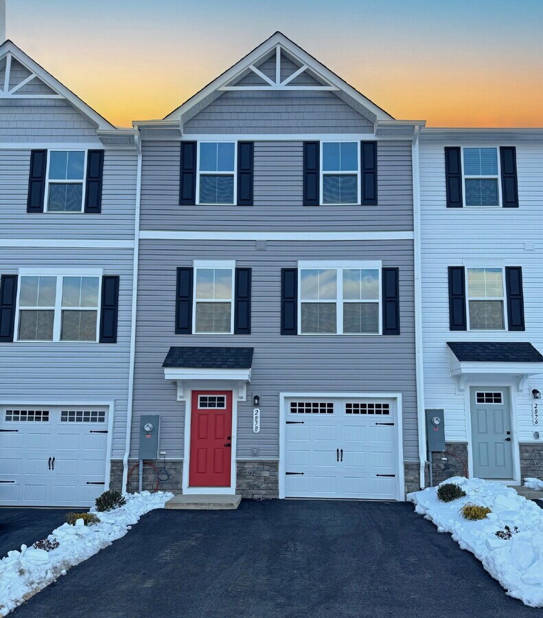 Sleek Townhome Living with Prime City Access! - Sleek Townhome Living with Prime City Access!