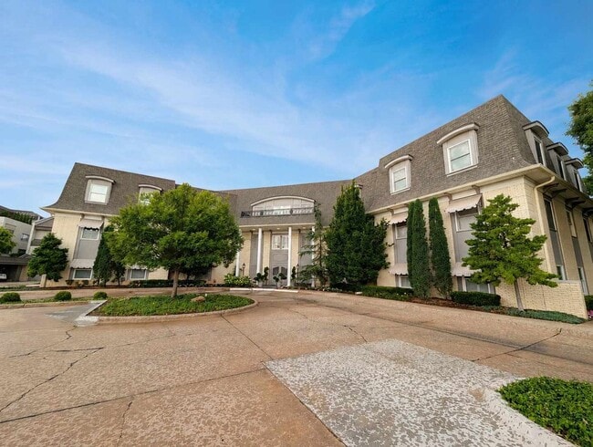 Building Photo - Luxury Nichols Hills Condo