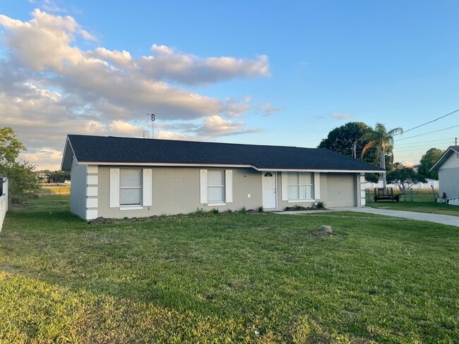 Building Photo - 1331 Manor Dr