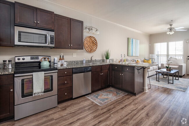 2BR, 2BA 995 SF