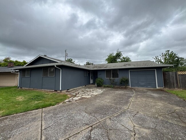 Building Photo - 3 Bedroom, 2 Bath Single Family Home in Cal Young/Gilham Neighborhood