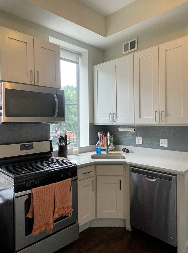 Photo - 1205 W Webster Ave Unit 2E