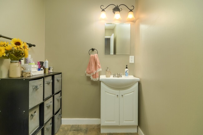 Photo - 1004 7th St SE