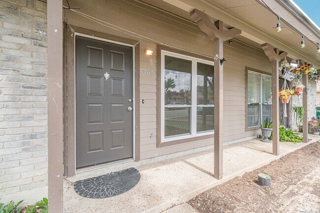 5207 Gawain Dr