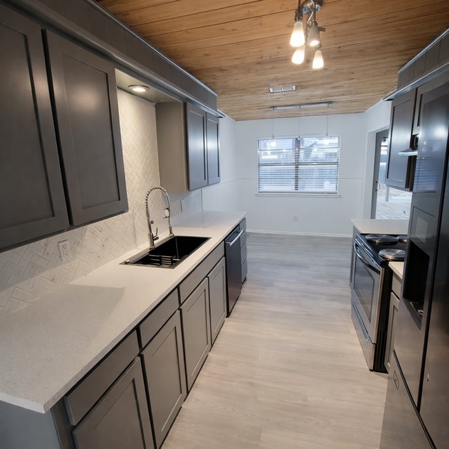 Photo - 5008 57th St