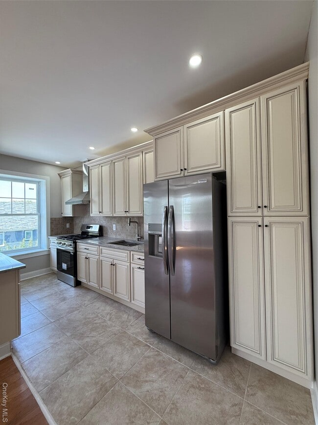 Building Photo - 94-34 Van Wyck Expy Rental