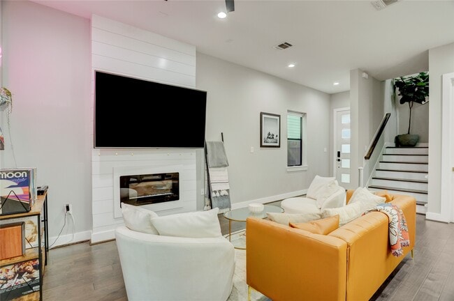 Photo - 115 E 44th St