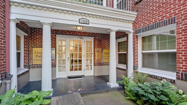 Front door individually programed for personal entry code - 1509 NE 10th Ave Unit 301