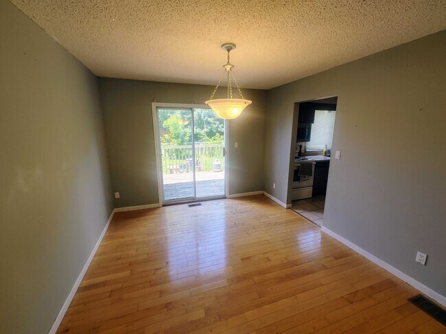 Photo - 745 Selkirk Rd