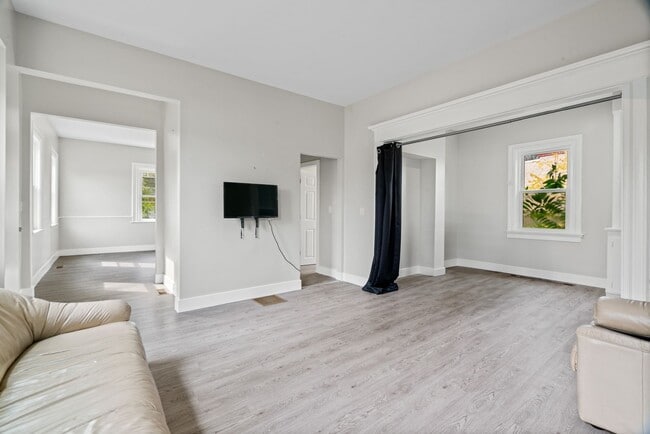 Photo - Spacious 3-Bedroom Home with Sunroom & Off...