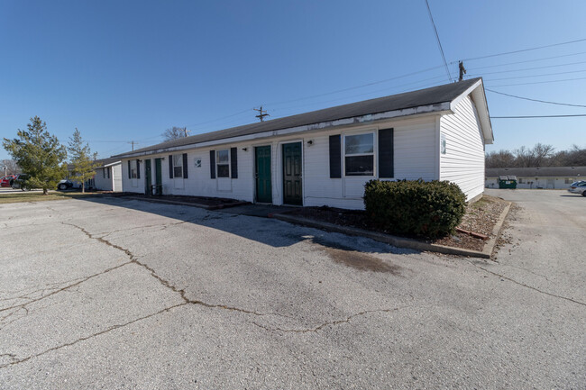 Building Photo - 704 W Cunningham Dr Unit 3 Rental