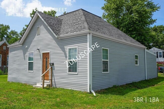 Building Photo - 1710 E Division St