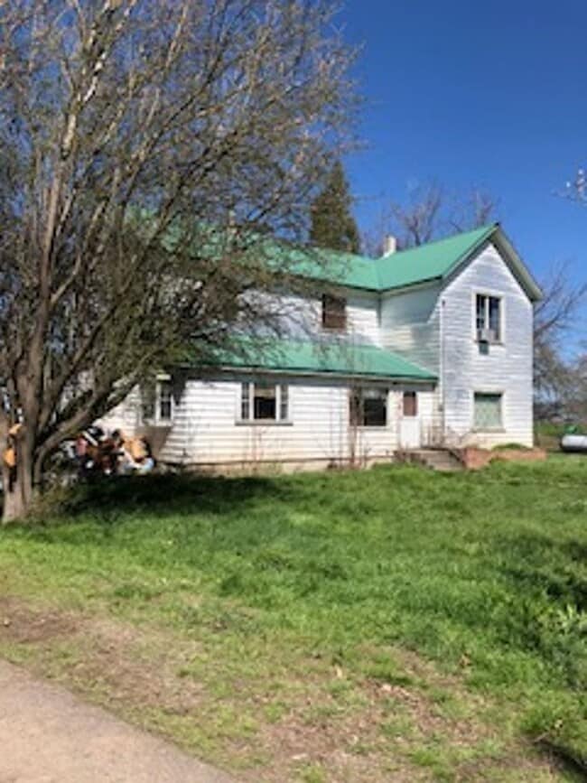 Building Photo - 4 bedroom farm house