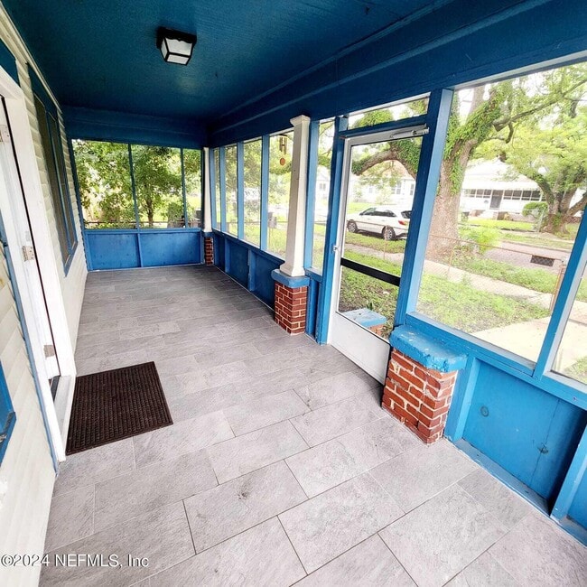 Photo - 1735 Brackland St