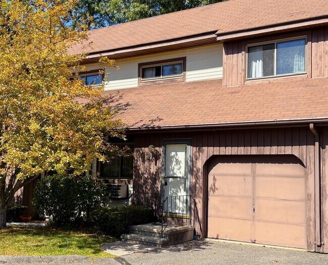 Building Photo - 649 Middle Tpke E Unit APT E