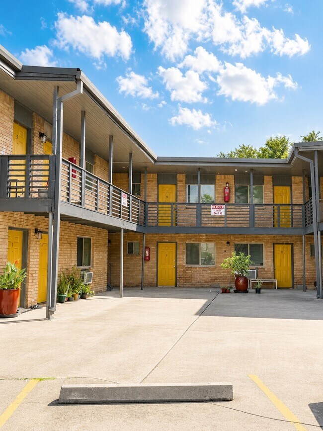 Building Photo - 4811 Oakland St Unit 6
