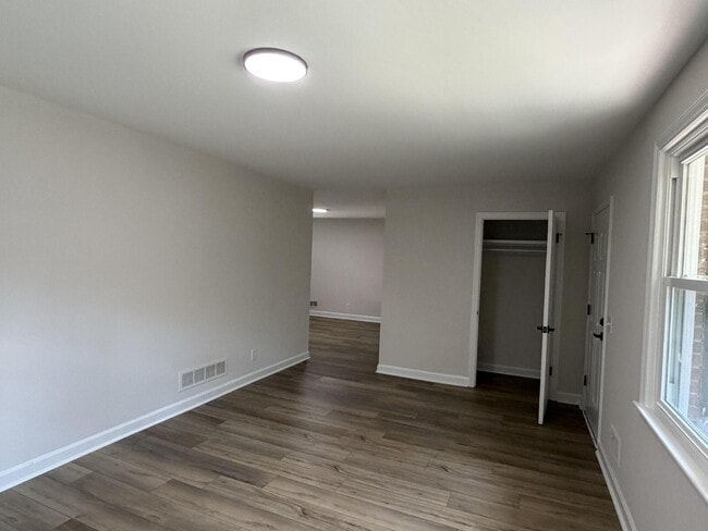 "Charming Columbia Home: Spacious 3-Bed, 2-Bath Retreat with Elegant Granite Countertops!"