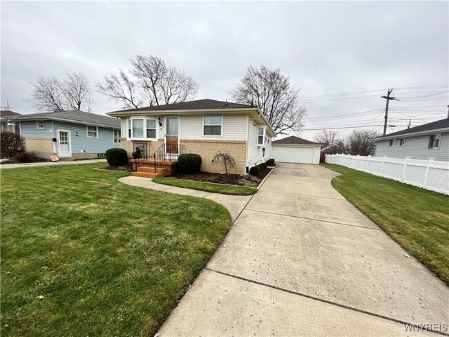 Photo - 13 Satinwood Dr House
