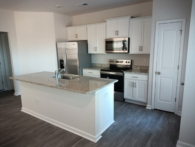 "Charming 3-Bed Townhouse with Granite Accents on Amberview Lane, Kernersville!"
