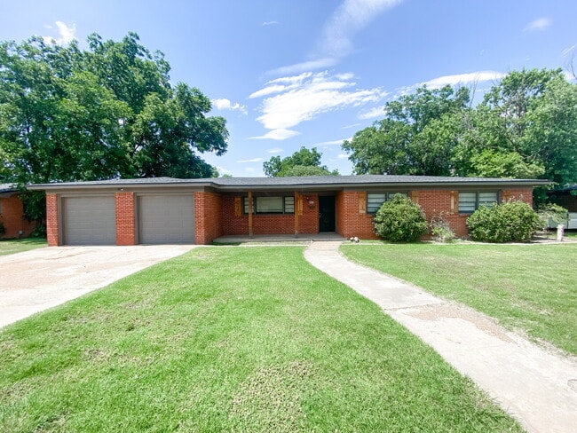 Building Photo - Charming 3-Bedroom Home with Cozy Fireplace