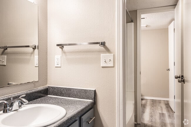 2BR, 2BA - 800SF