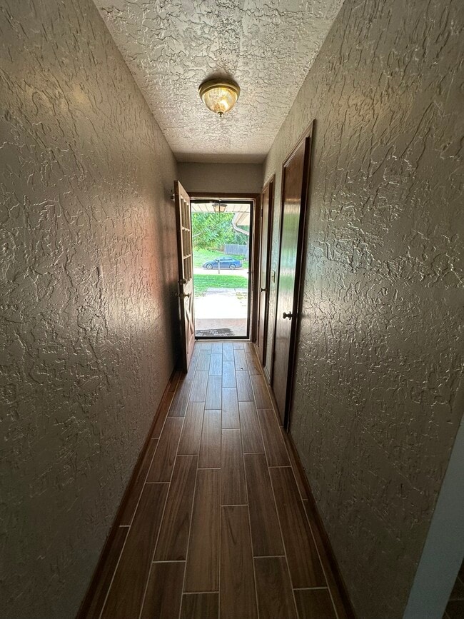 Photo - 108 S English Dr