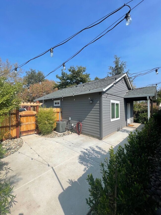 Building Photo - 126 W 20th St Unit 3