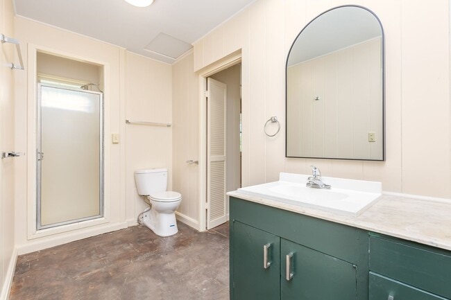 Photo - Rare Find: Tantalus Rustic Charm: Large: 1 Bdr/1 Bth:- Electric Included