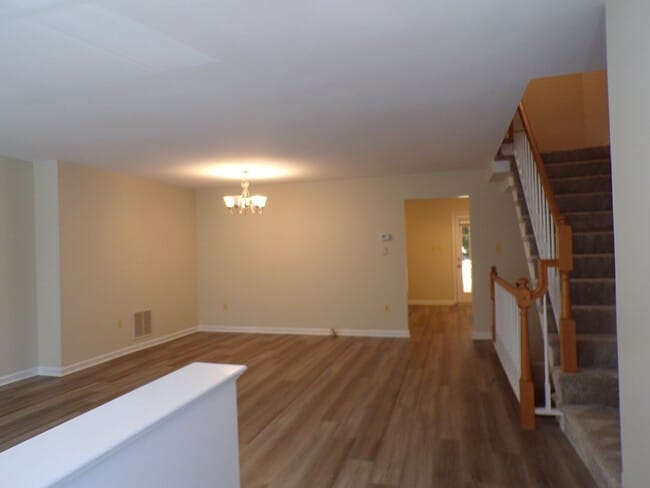Photo - Three Bedroom Townhouse Conveniently Located In Springfield