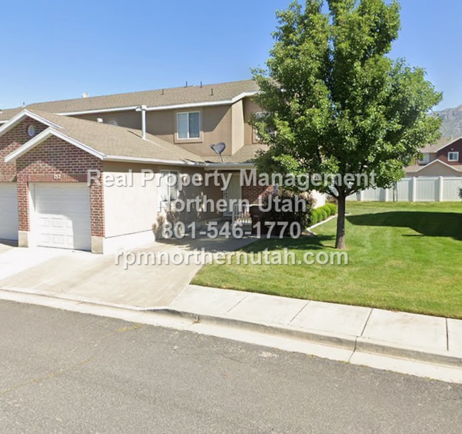 Building Photo - Lovely 2 Bedroom Townhome in Harrisville Available!!