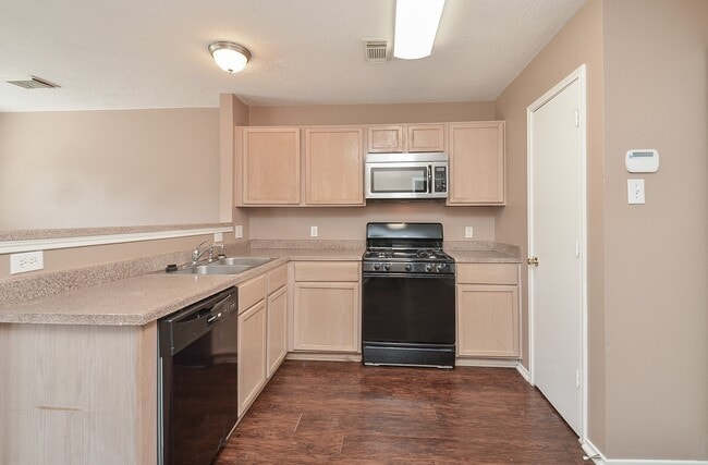 Photo - 17327 Davenway Dr