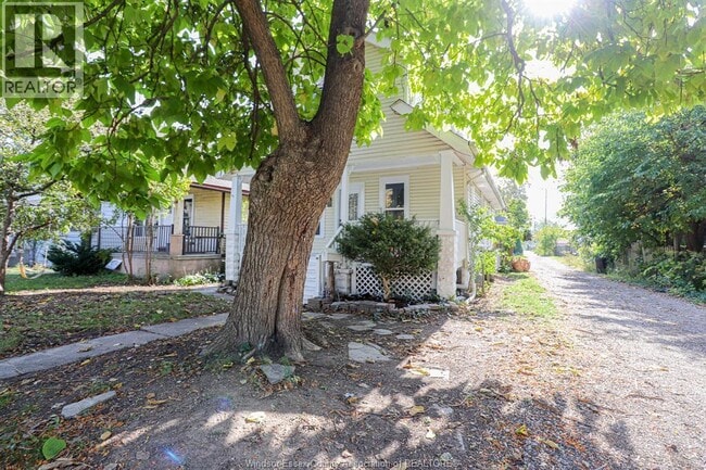 Photo - 459 Ellis St W