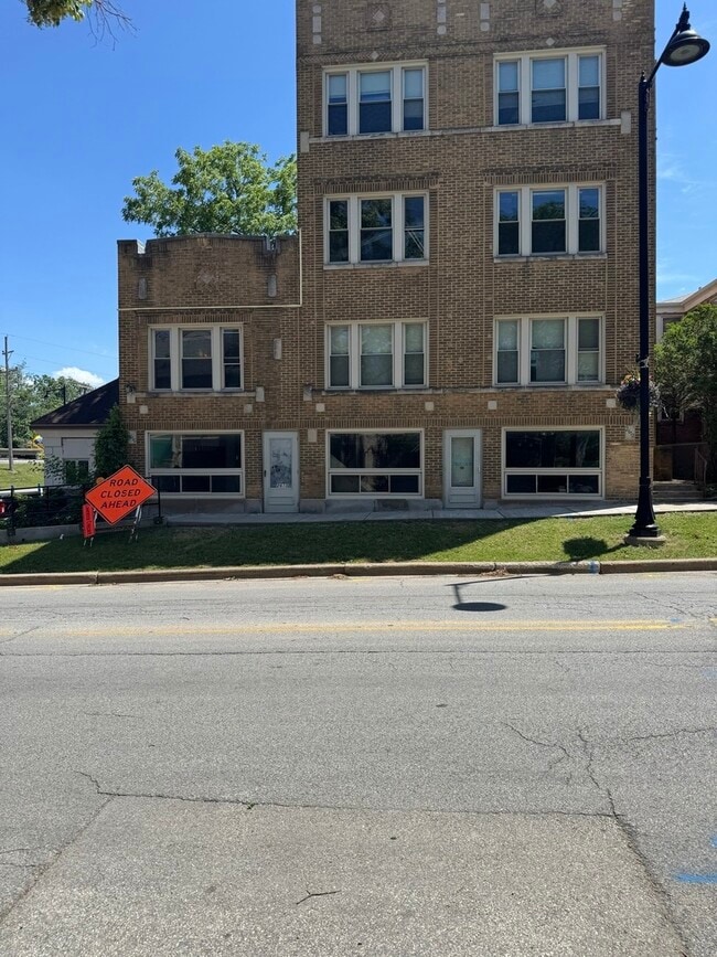 Building Photo - 2610 Flossmoor Rd Rental