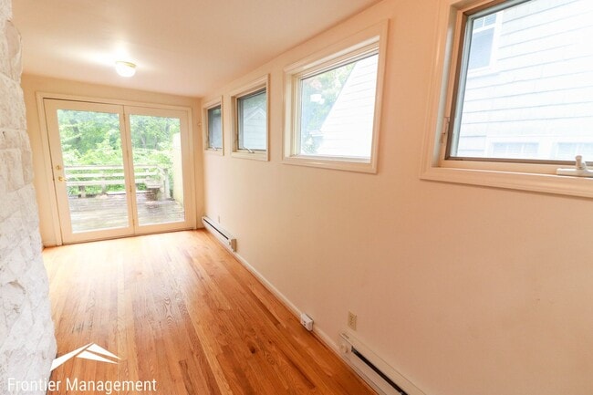 Photo - Awesome 5 Bedroom home near campus and Agg...