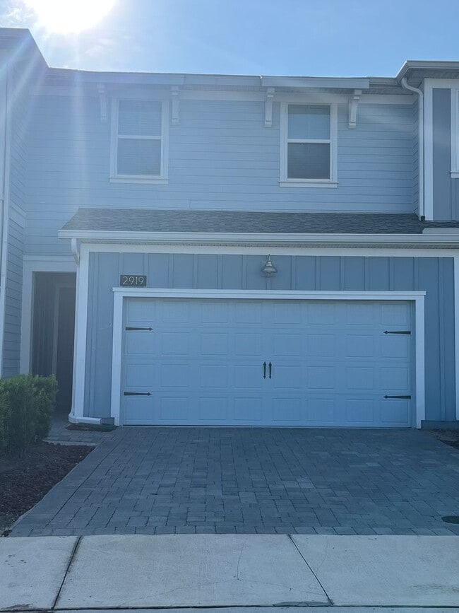 Building Photo - 3 Bed 2.5 Bath Townhouse