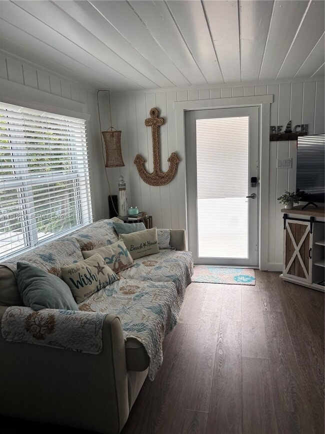 Photo - 124 S Bay Harbor Dr