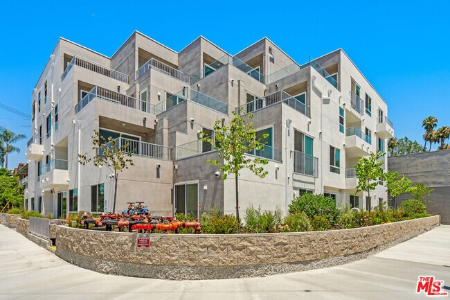 Building Photo - 4406 Fulton Ave Unit 202 Rental