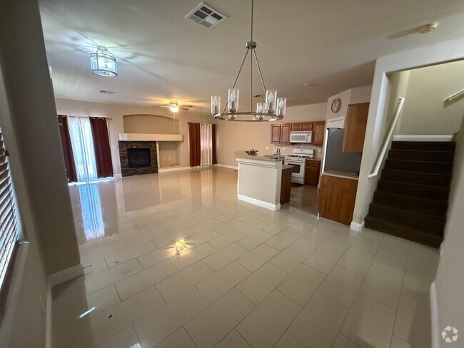 Building Photo - 3bed,2.5 bath townhouse with 2 car garage