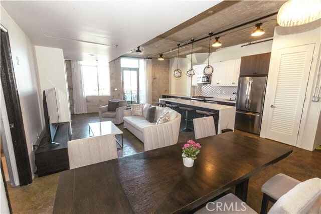 Building Photo - 825 East 4th St Unit 305 Rental