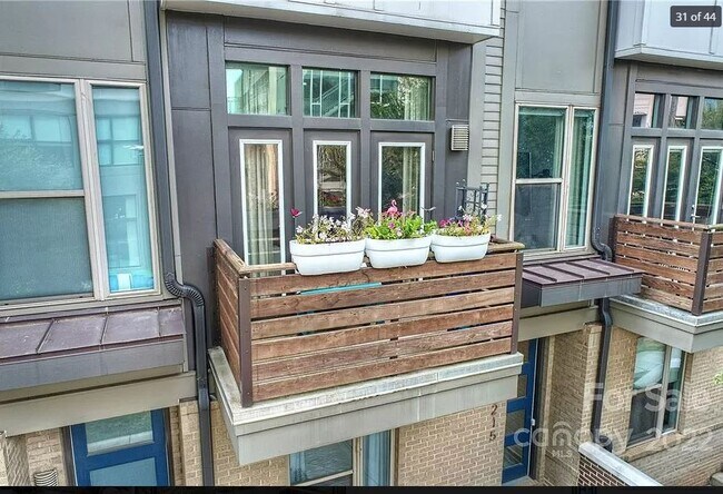 Photo - 215 Doggett St