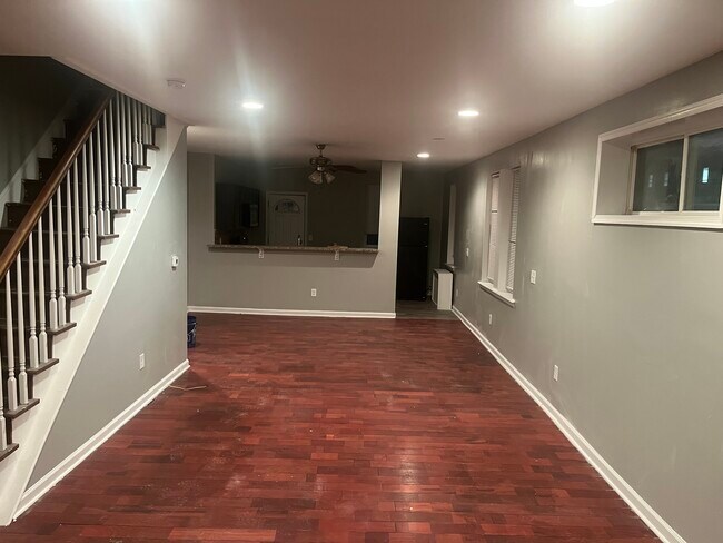 Photo - 870 Marcella St