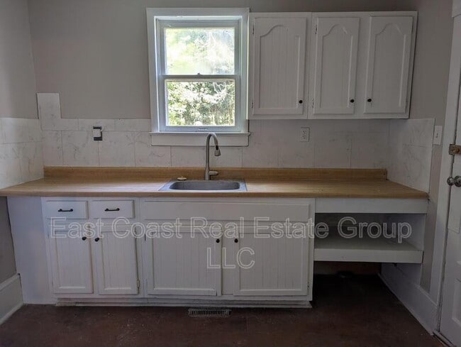 Photo - 304 1/2 W Martin St