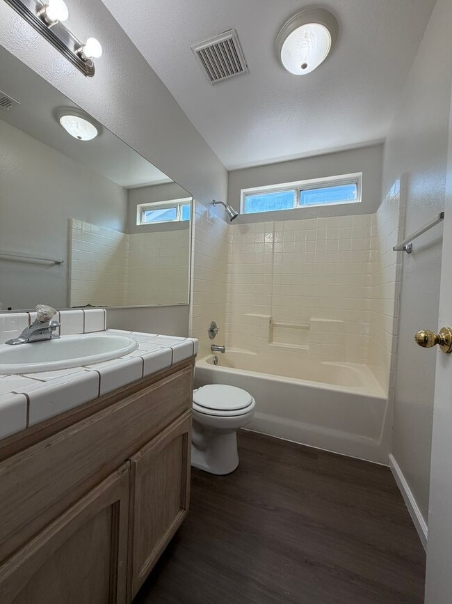 Photo - 945 La Dawna St